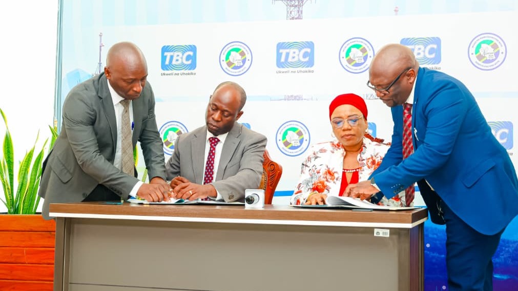 UCSAF NA TBC WASAINI HATI YA MAKUBALIANO KUIMARISHA REDIO JAMII